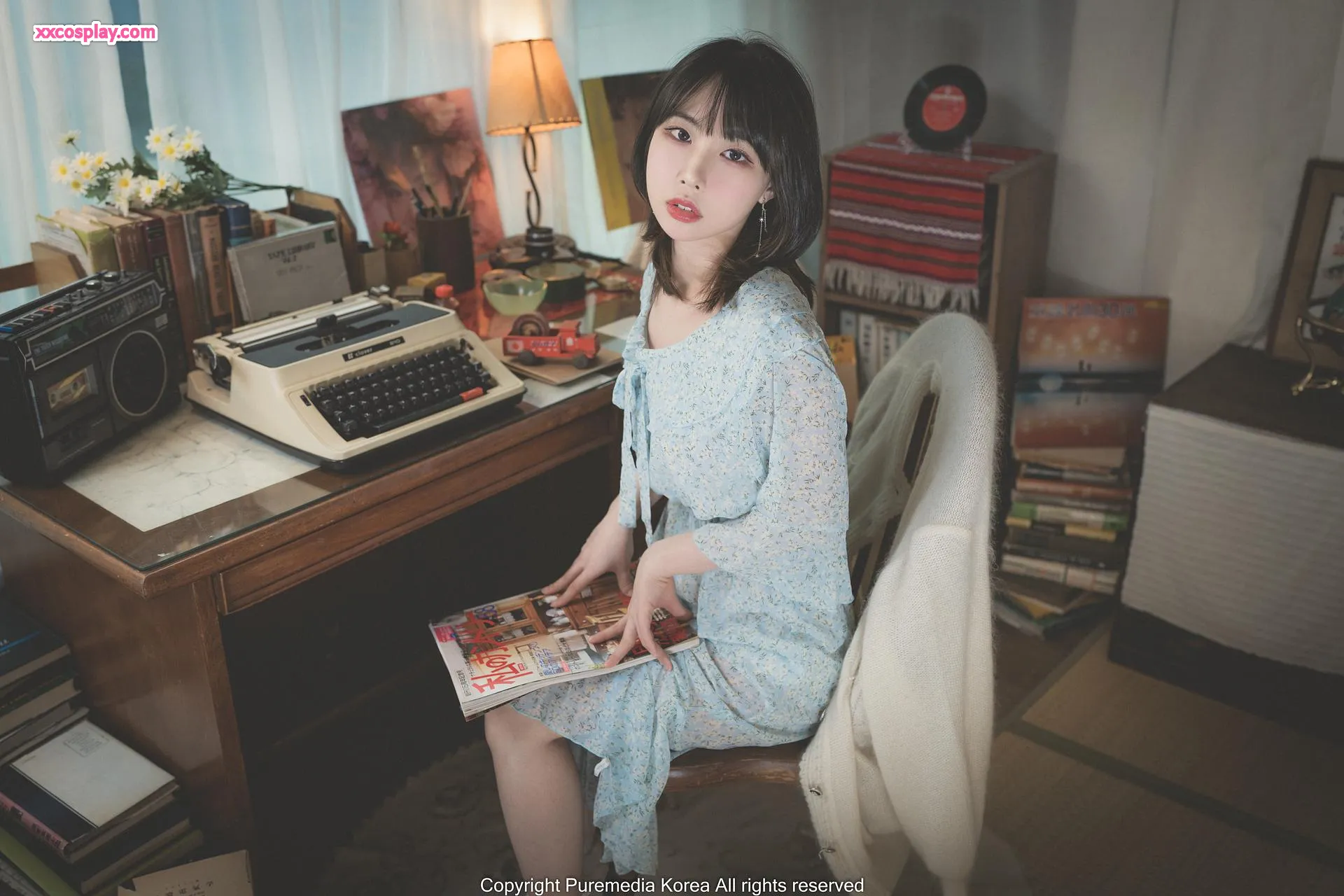 Uhye: Cô Gái Học Sinh Quyến Rũ Đeo Kính